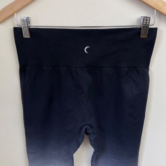 Zyia Black and White Ombre Performance High-Rise 7/8 Leggings - Picture 7 of 8